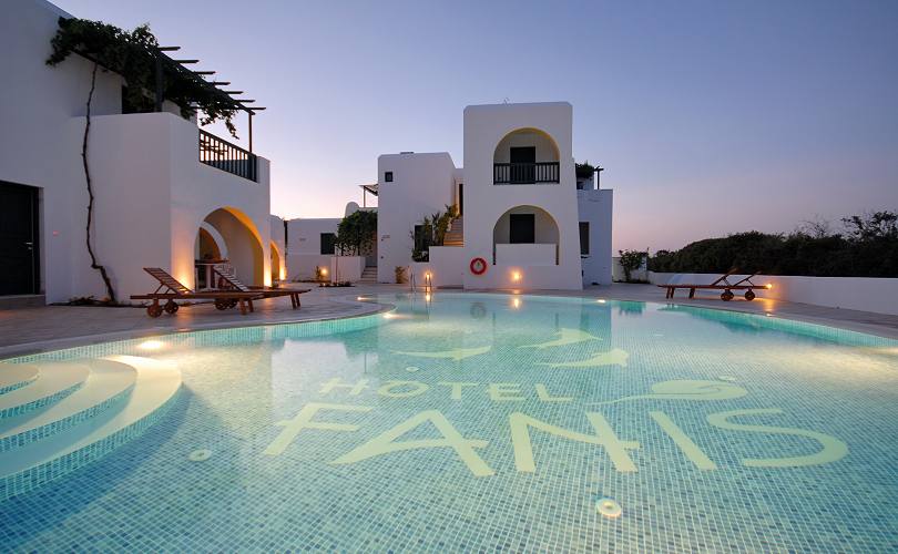 Hotel Fanis in front of the beach